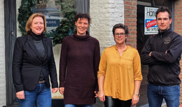 Janine Heethuis (Jes Lingerie), Simone Marinus (Siepie's Edelstenen & Mineralen), Miranda Paling (De Zaak) en Geert vd Hagen (Bakkerij Verhoeven).