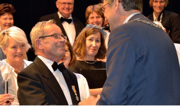 In september 2017 kreeg koorlid Will Ariaens van Hillenaar de koninklijke onderscheiding Lid in de Orde van Oranje Nassau uitgereikt. (archieffoto)