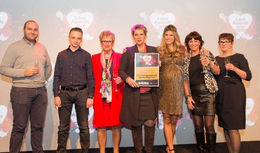 Het team van Uw Trouwringenspecialist Juwelier Rooyackers neemt de award in ontvangst van Kim Kötter