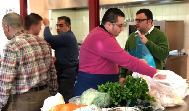 De Syrische koks aan het werk in de keuken.