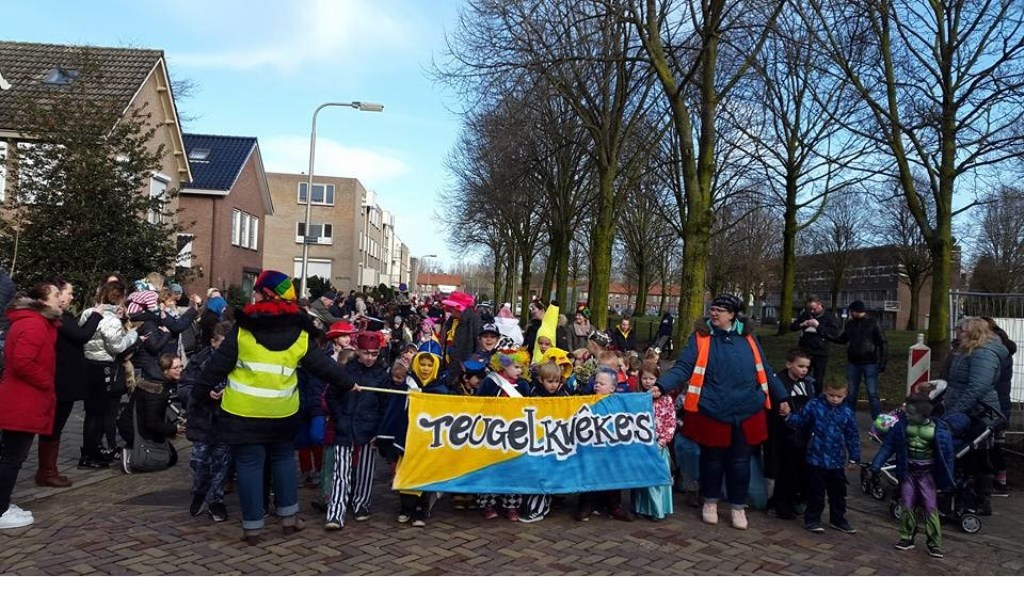 Traditionele carnavalsoptocht van basisschool De Teugelaar.