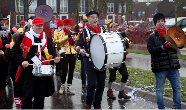 Veel mooie loopgroepen en stemmige muziek in de optocht van Kuussegaat