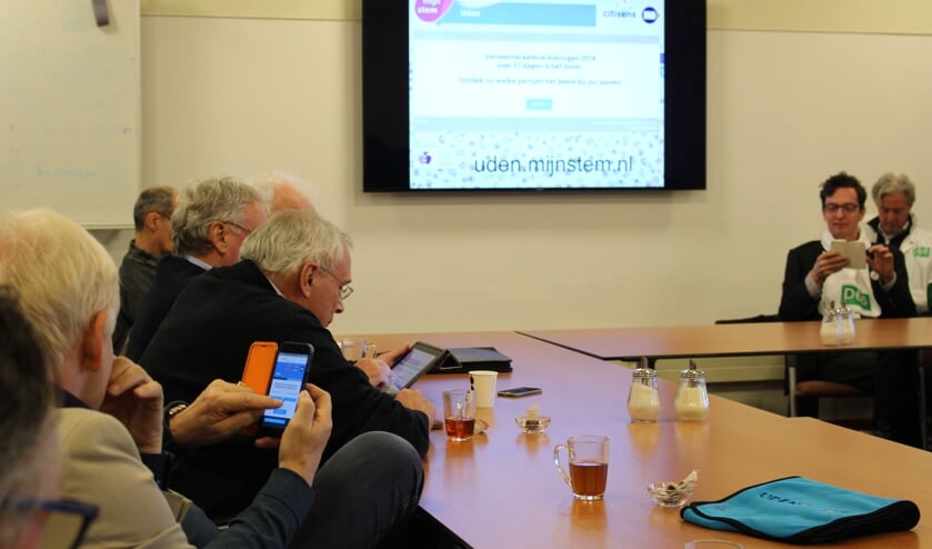Leden van politieke partijen zijn druk bezig met het invullen MijnStem (foto: Temmie van Uden)