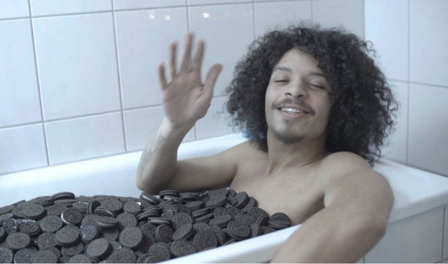 Smitje in een bad vol Oreo-koekjes. "Ik rap echt voor mijn plezier."
