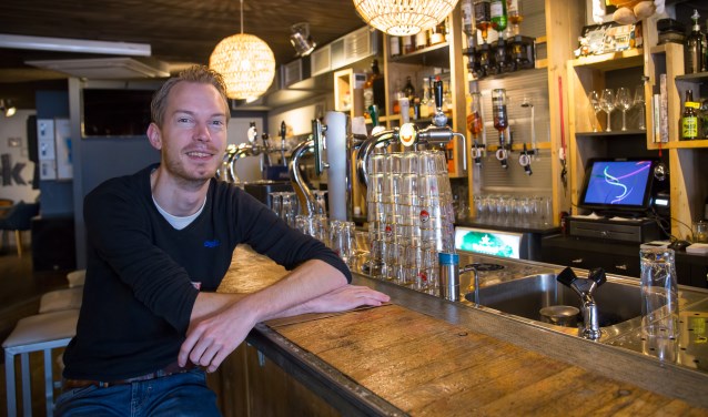 Jaap van Herwaarden zit aan de bar van zijn Fellows & Friends.