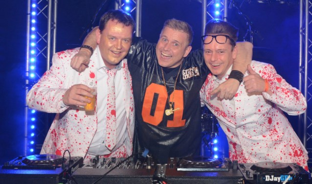 Robin van Soest (links) en Patrik Puyn (rechts) bij een eerdere carnavalseditie (foto: Ton de Wit)