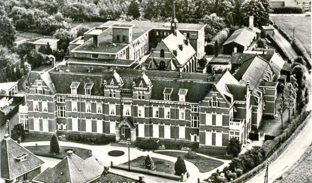 Een bekende ansichtkaart voor Veghelaren. Zo zag het ziekenhuis er uit tussen 1935 en 1958.