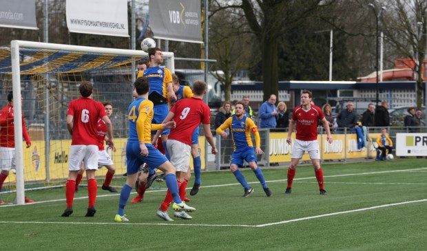 Sten van Vessem staat klaar om de 1-1 te scoren