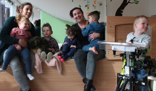 De begeleiders en kinderen van Stichting Lotta.