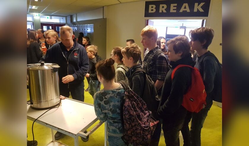 Leerlingen staan te wachten op hun chocolademelk