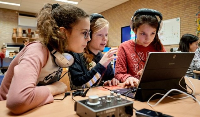 De leerlingen zijn druk bezig met hun ringtone