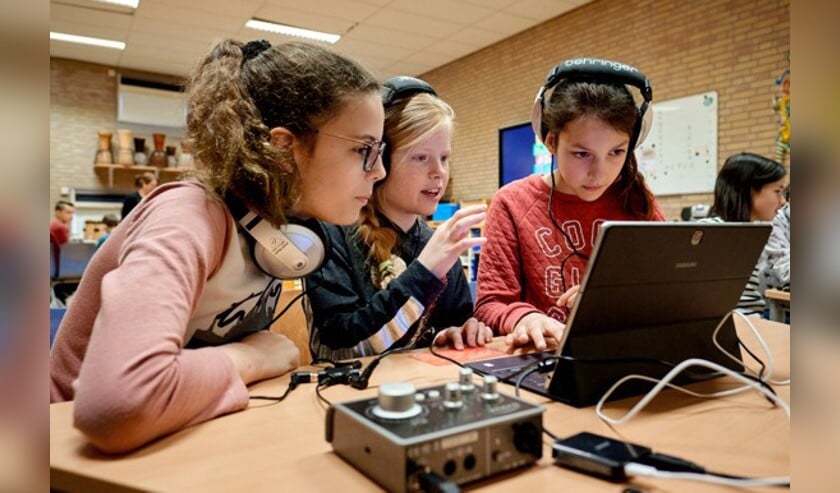 De leerlingen zijn druk bezig met hun ringtone