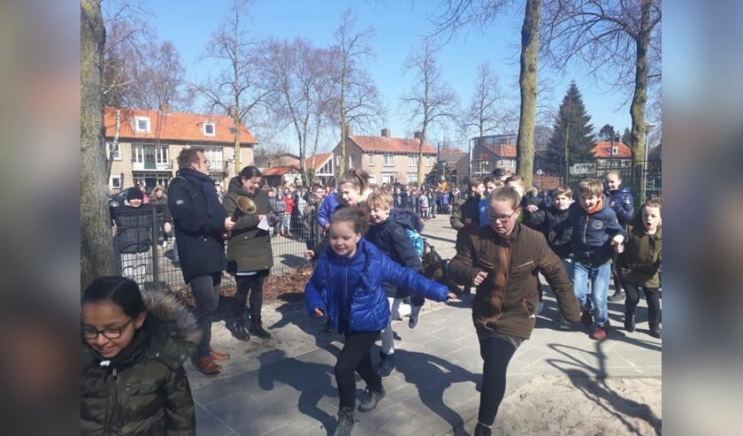 Kinderen rennen rondom de school