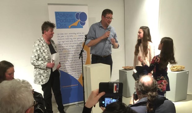 René Peters benoemt de twee junior Stadsdichters.