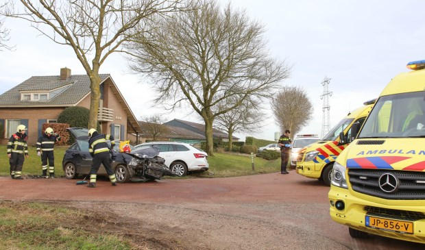 Ongeval tussen twee auto's op Geffense kruising. (Foto: Maickel Keijzers / Hendriks Multimedia)