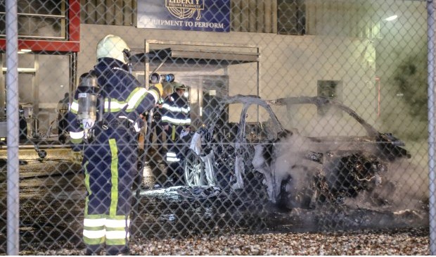 De personenauto in de Lekstraat brandde volledig uit. ( Foto: Maickel Keijzers / Hendriks Multimedia )
