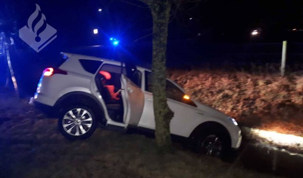 De auto op de Dorpenweg. (Foto: Facebook politie Oss)