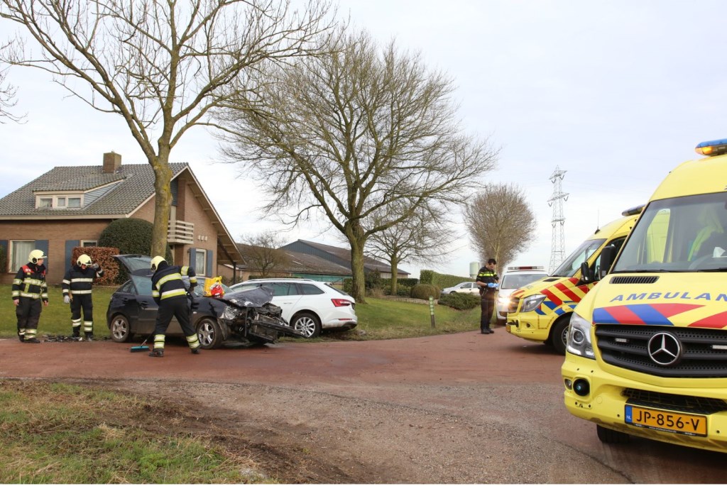 Ongeval tussen twee auto's op Geffense kruising. (Foto: Maickel Keijzers / Hendriks Multimedia)
