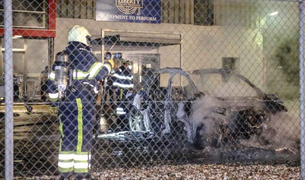 De personenauto branden volledig uit ( Foto's : Maickel Keijzers / Hendriks Multimedia )