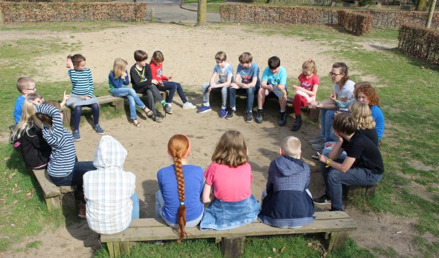 Juf Mirjam van basisschool De Regenboog in Cuijk met haar groep. (foto: Aileen van Tilburg)