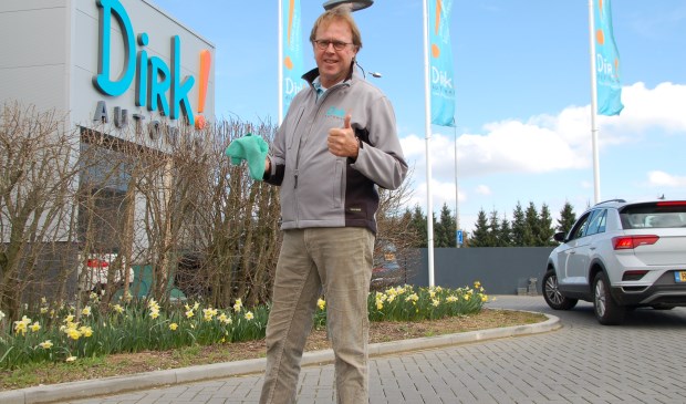 Bert Stiemsma bij zijn klimaatvriendelijke autowasstraat. "Schone auto's, blije mensen." (foto: Jos Gröniger)