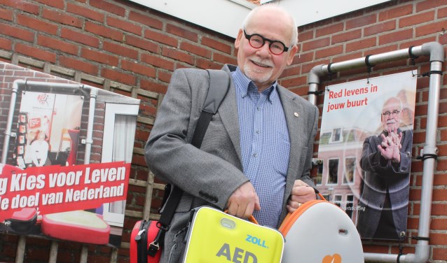 Toon Hermens in zijn achtertuin; een uithangbord voor AED's.