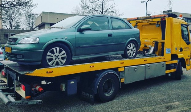 Auto van 'fiscale wanbetaler' weggesleept in Chrysantstraat. (Foto: Twitter Wijkagenten Oss-Zuid)
