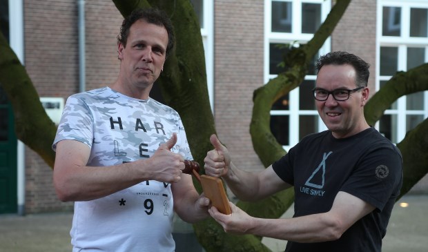 Harm van de Ven (L) ontvangt de voorzittershamer van scheidende Mari Bekkers