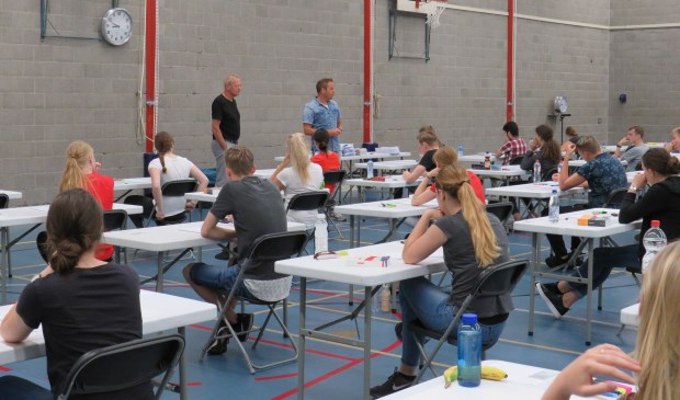 Leerlingen van het Mondriaan College krijgen de laatste instructies voor het examen