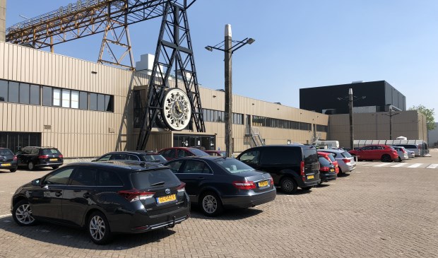 Er kan aan twee kanten worden geparkeerd.