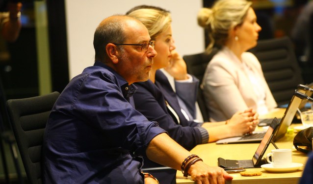 Gé Wagemakers naast zijn voormalige fractiegenoten. (Foto: Hans van der Poel)