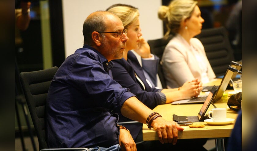 Gé Wagemakers naast zijn voormalige fractiegenoten. (Foto: Hans van der Poel)