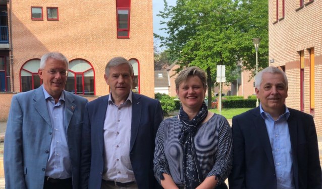 V.l.n.r.: Peter de Koning (burgemeester), Rob Peperzak, Janine van Hulsteijn en Peter Lucassen.
