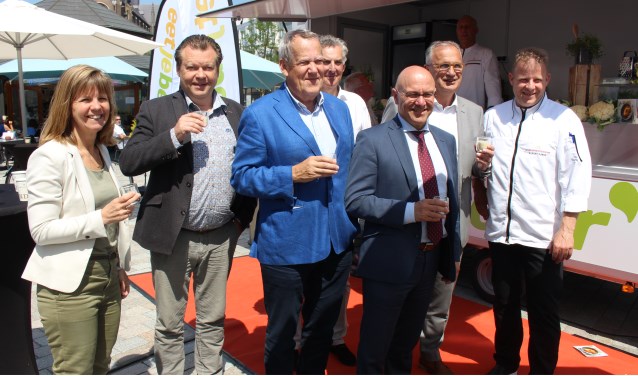 Burgemeester Van Rooij en wethouders kwamen een kijkje nemen bij de EetJeBeter-foodtruck op De Markt in Veghel.
