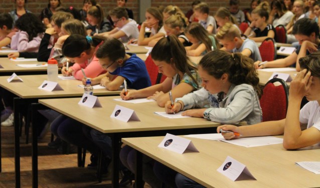 64 basisschoolleerlingen uit de regio deden mee aan het Jeugddictee.