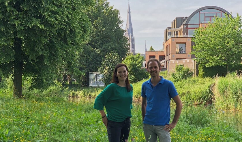 Anne en Jan op de plek waar de natuurspeeltuin moet komen, op de achtergrond de kerk waar het Deken van Miert Penning Gala wordt gehouden.