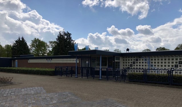 Waarom wordt 'wat gemauw over een zwembad gevréten', vraagt Hans zich af.