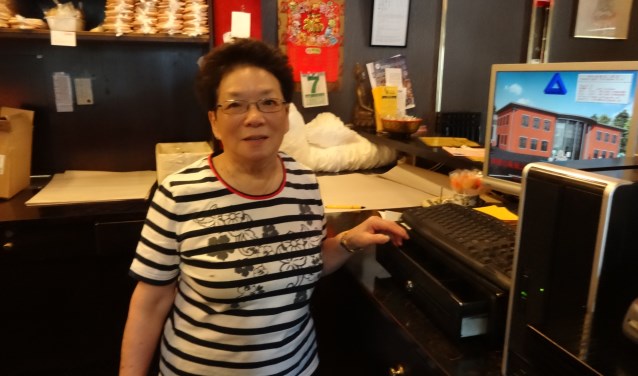 Mevrouw Chang, beter bekend als Oma Sufa, bij de afhaalbalie (foto: Ankh van Burk)