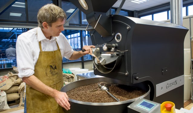 Marc van Berkel is koffiebrander en eigenaar van Noord Coffee Roasters (Foto: Margot van Kleef).