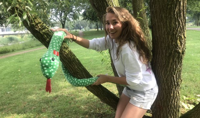 Pleun besloot met een nep-slang het park in te duiken om aandacht te vragen voor de in te richten area.