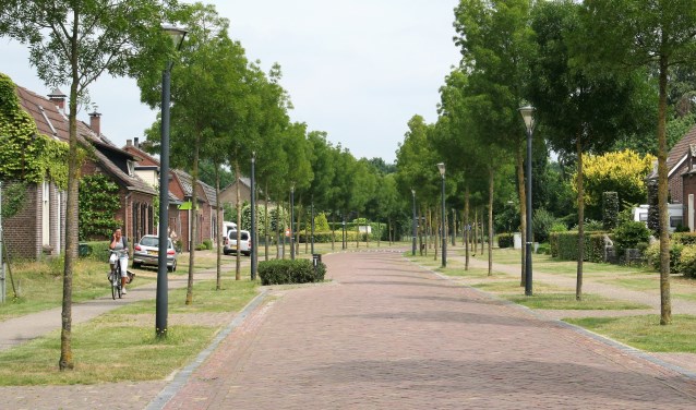 De actuele situatie in Mariaheide met een fietser op het voetpad.