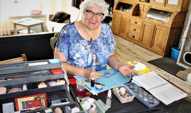 Ria van Mill laat zien hoe je een wondje maakt.