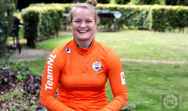 Sanne van Dijke in de tuin waar ze vaak voetbalde met haar broers.