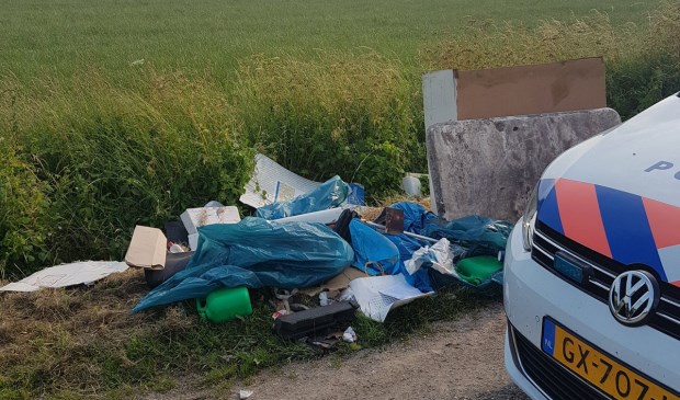 Illegale afvaldumping op De Bulk. (Foto: Twitter wijkagenten Oss-Zuid)