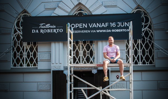 Robert op de steiger voor de synagoge (Foto: Puur en Simpel)