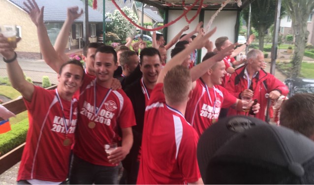 Spelers van Estria op de platte kar.
