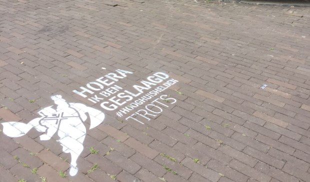 Het Hooghuis feliciteert geslaagde leerlingen op ludieke manier.