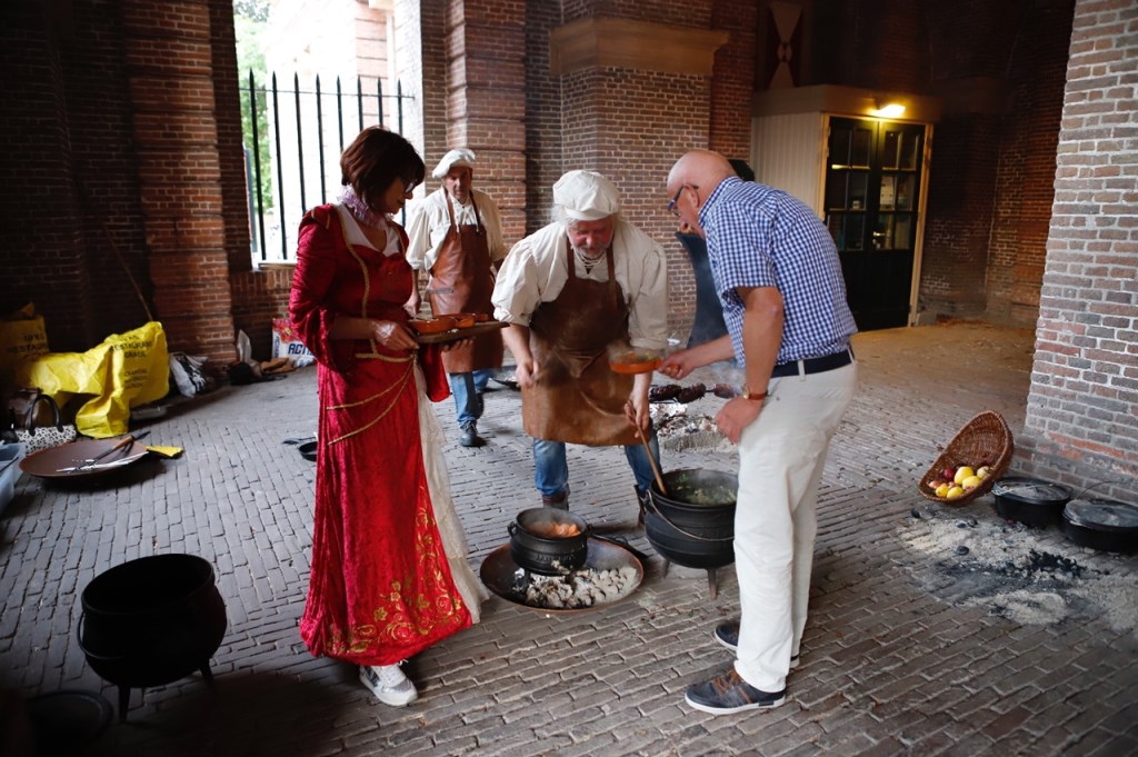 Beleef Historisch Grave met de Nachtwacht een stadswandeling en schuttersmaaltijd. (Foto: Ten Haaf Fotografie)