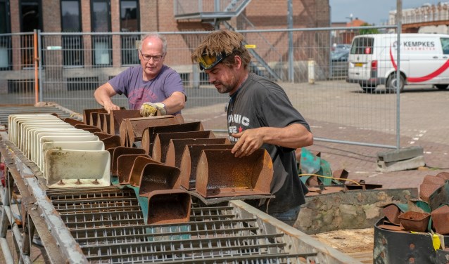 Een waterbaan van steigerplanken transporteert het water door de Hoogstraat naar het Heilig Hartplein (Foto: Bart Heesen).
