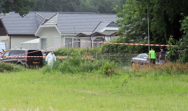 Onderzoek van de recherche in de Hoogheuvelstraat. (Foto: Maickel Keijzers / Hendriks Multimedia)